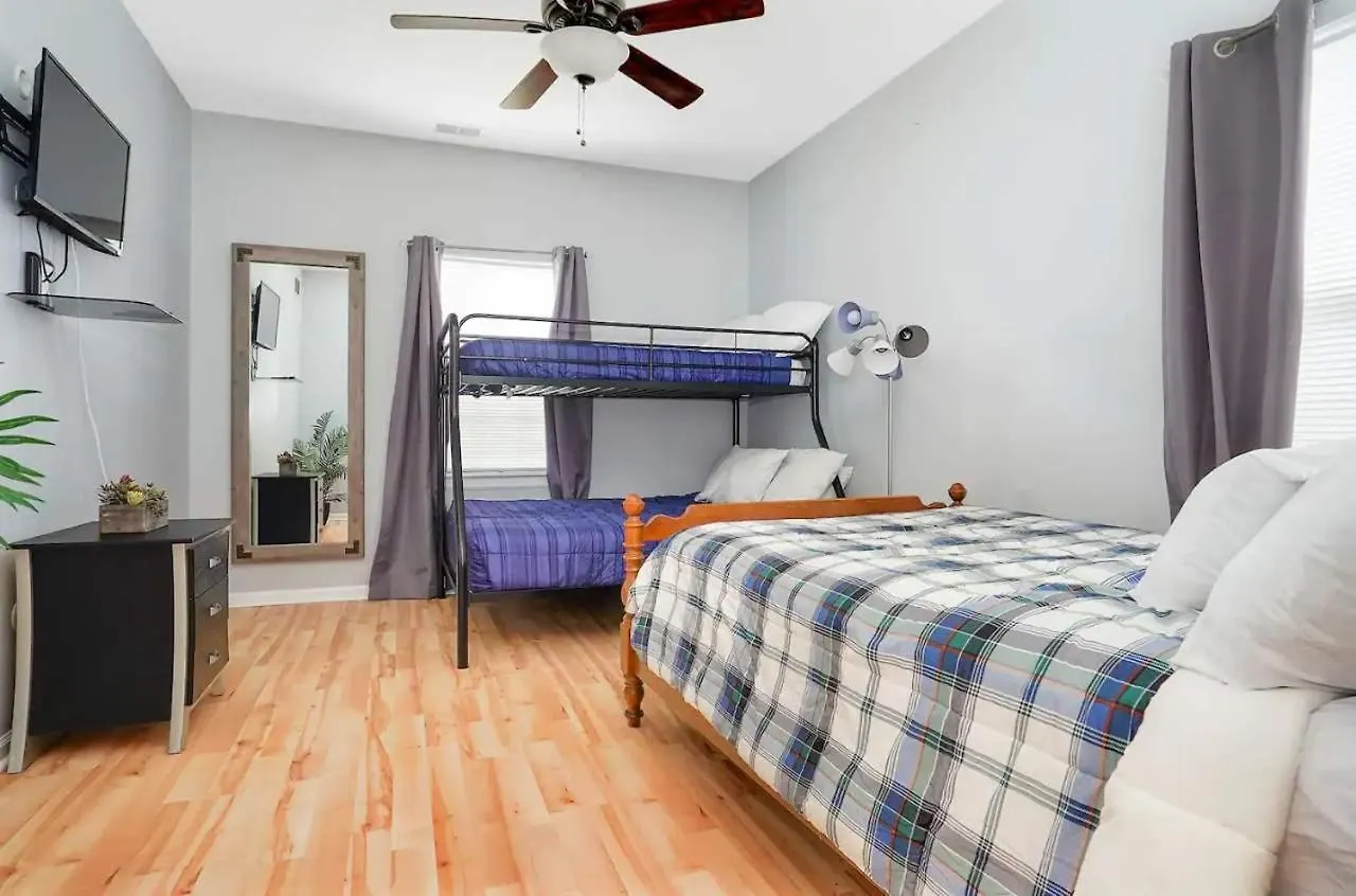 Spacious Family Retreat - Churchill Downs & Downtown Louisville 0*,